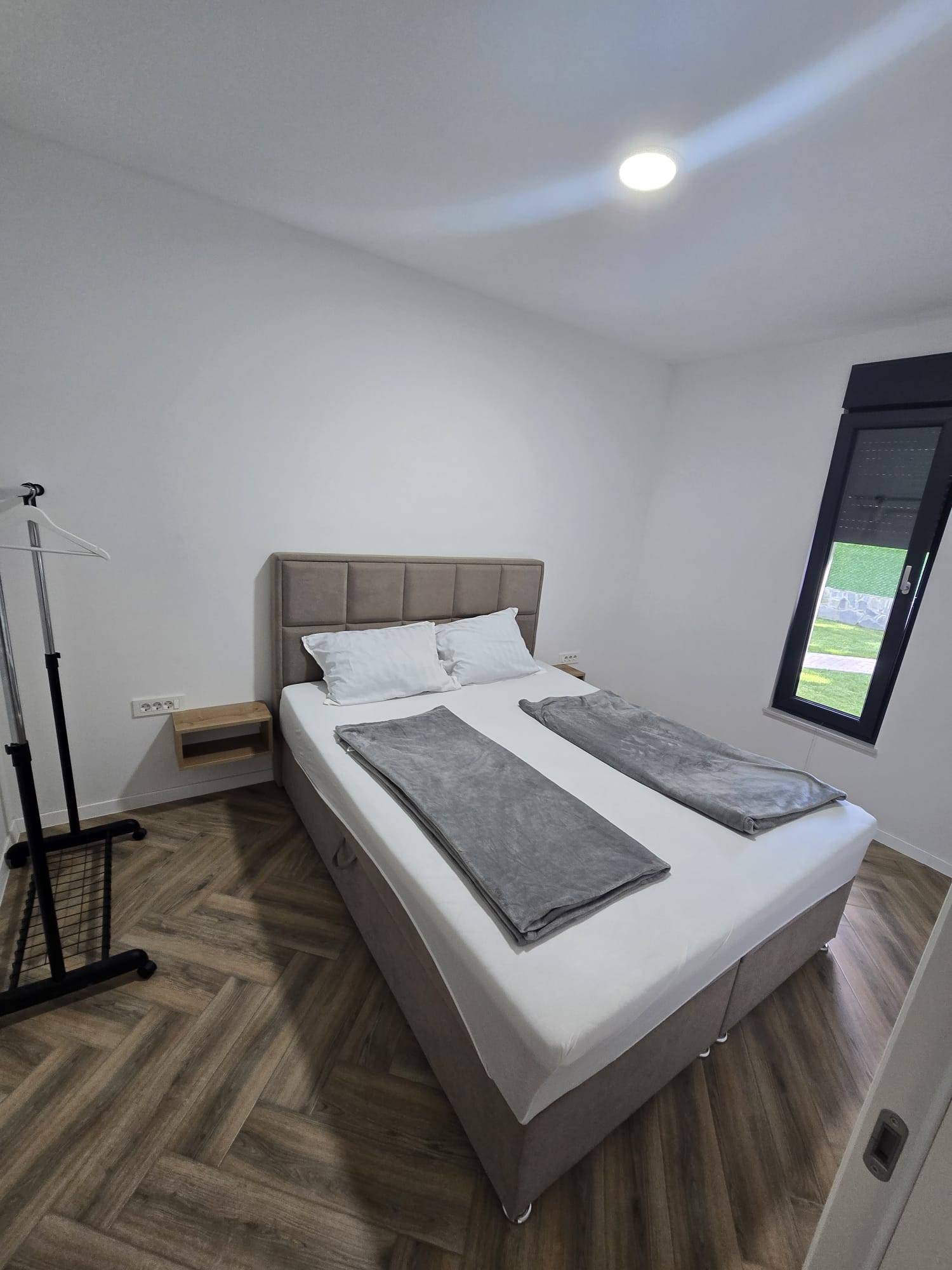 Spavaća soba s bračnim krevetom