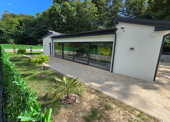 Prostrana terasa i dvorište vile