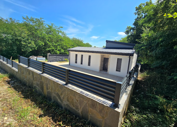 Pogled na vilu i uređeni okoliš