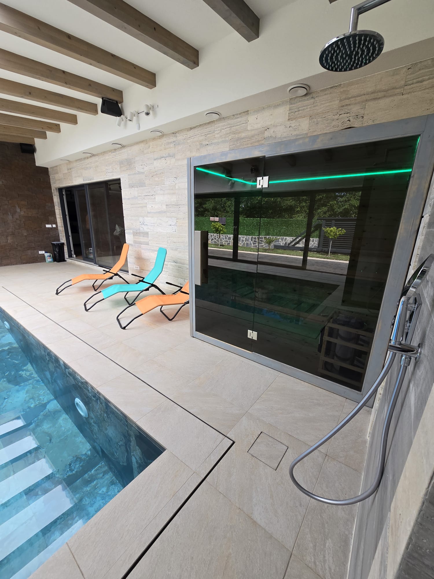 Moderna kuhinja i blagovaonica